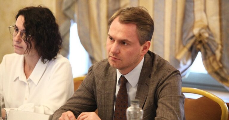 Генеральний прокурор Руслан Кравченко у Франції: Поїздка на тлі чуток про відставку та підозри НАБУ