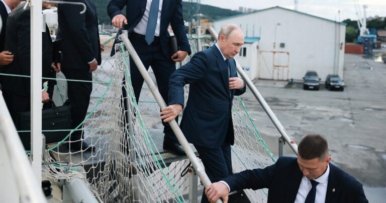 Посилена охорона Путіна: зенітний кулемет у Владивостоці та закритий трап — що це означає?
