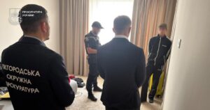 Жахлива трагедія на Закарпатті: 18-річний хлопець зняв на телефон розправу над власною матір’ю