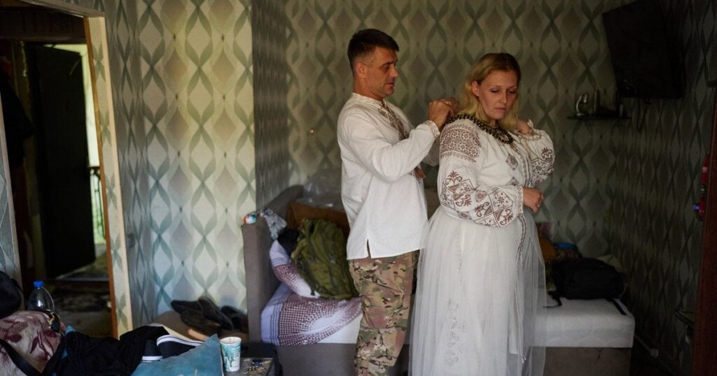 "Мене розірвало на сльози": пара одружилася після того, як атака РФ понівечила їхнє житло (фото, відео)