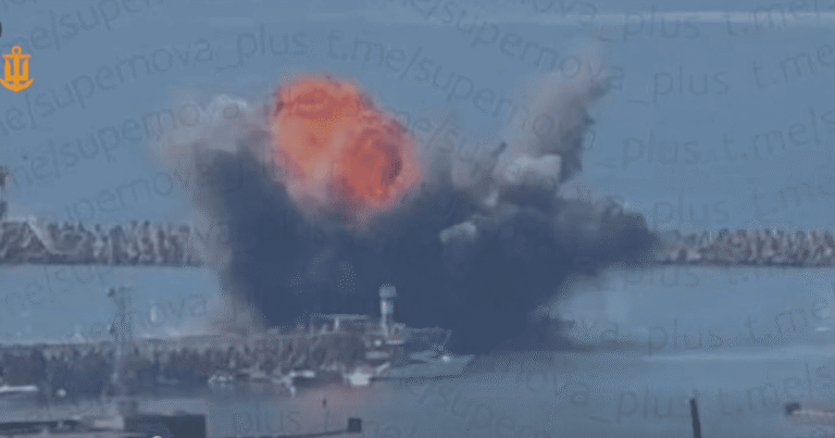 ВМС України влучно вдарили морським дроном по російському судну NEFRIT у порту Сочі