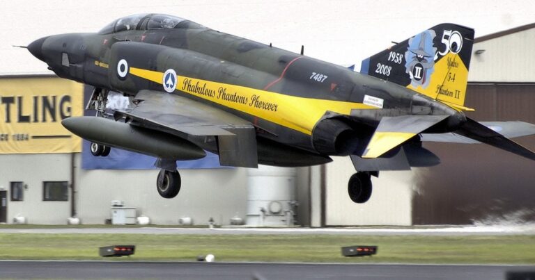 Трагедія під час авіашоу: винищувач F-4 Phantom розбився біля Афін, доля пілотів невідома