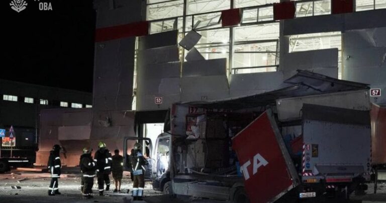 Росіяни вдарили по відділенню “Нової пошти” на Одещині: є постраждалі серед цивільних