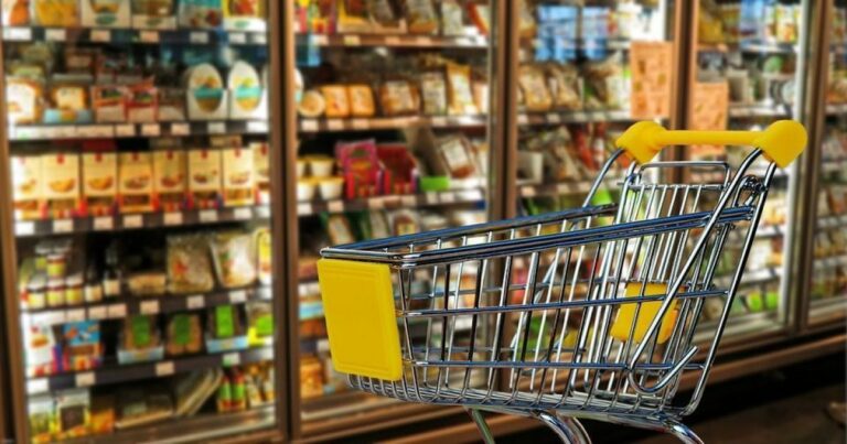 Автономний запас продуктів: скільки їжі та води рекомендують українцям мати вдома