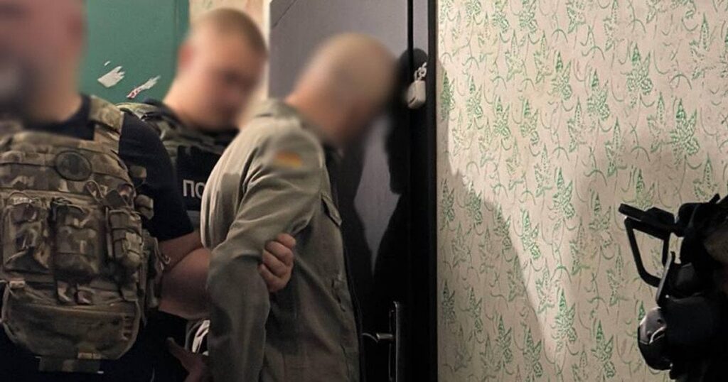 Кривава трагедія у київській багатоповерхівці: чоловіка знайшли вбитим у під’їзді