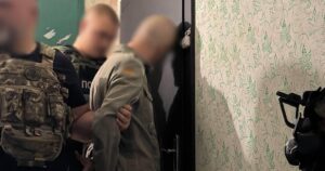 Жорстоке вбивство у київській багатоповерхівці: чоловіка знайдено мертвим у під’їзді