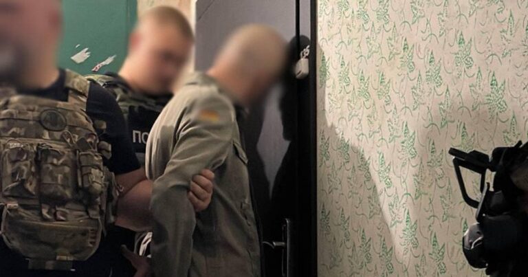 Жорстоке вбивство у київській багатоповерхівці: чоловіка знайдено мертвим у під’їзді