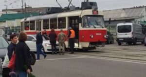У Києві легковик зіткнувся з трамваєм: подробиці аварії та обмеження руху