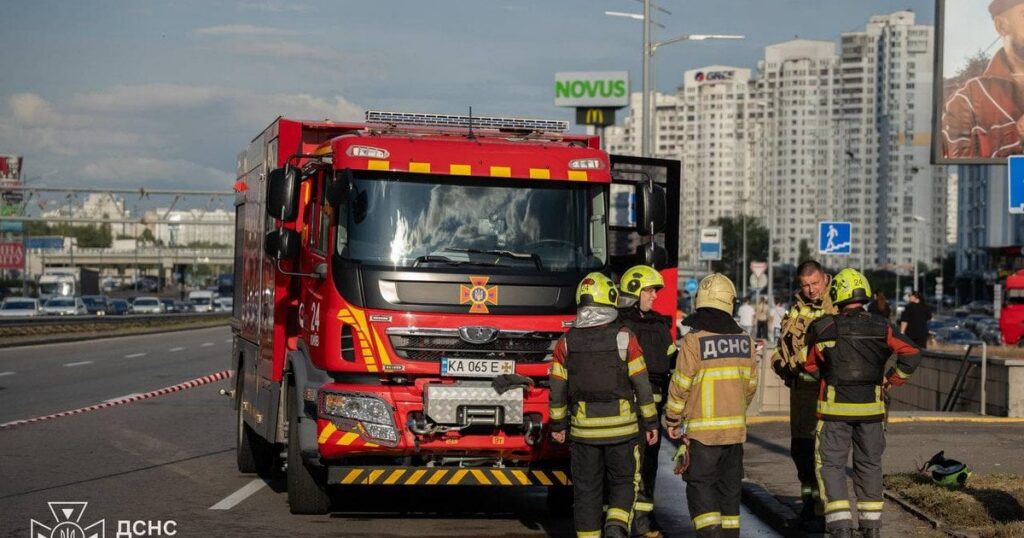 Росія вдарила по двох локаціях у Києві: що відомо про наслідки (фото) Росія вдарила по двох локаціях у Києві: що відомо про наслідки (фото)