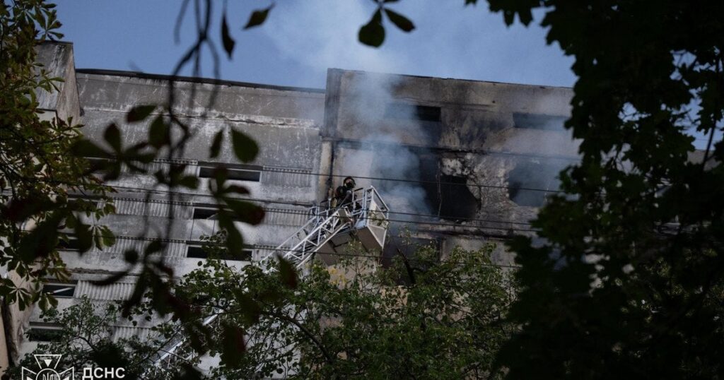 Російський дрон влучив у дев’ятиповерхівку в Києві: пожежа охопила шість поверхів — подробиці (оновлено) Російський дрон влучив у дев’ятиповерхівку в Києві: пожежа охопила шість поверхів — подробиці (оновлено)