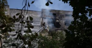 Влучання російського дрона у київську багатоповерхівку: деталі наслідків та евакуації