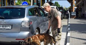 Чоловік у розшуку ТЦК хоче повернутися до України: чи затримають його на кордоні