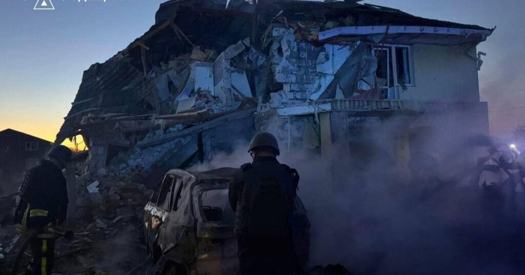 Страшні вибухи, сильні пожежі та чоловік, якого вбило у власному домі: Росія масовано атакувала область України Страшні вибухи, сильні пожежі та чоловік, якого вбило у власному домі: Росія масовано атакувала область України