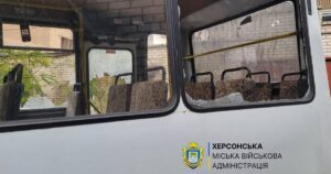Трагічна атака дрона на маршрутку в Херсоні: загинула одна людина, шестеро поранені
