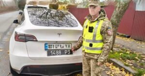 Tesla з військовими номерами біля ТЦК у Хмельницькому - перевірка розкрила подробиці скандалу — Укрaїнa