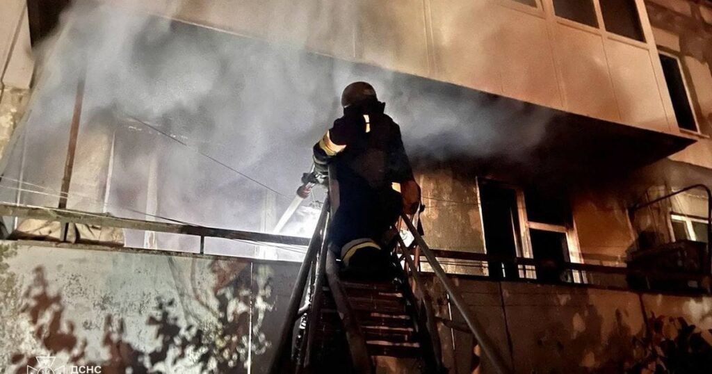 Страшні вибухи та пожежі у будинках та супермаркеті: Росія масовано атакувала обласний центр України Страшні вибухи та пожежі у будинках та супермаркеті: Росія масовано атакувала обласний центр України