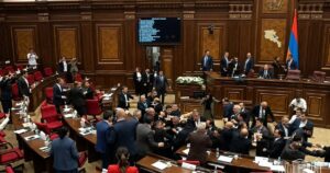 Бійка у парламенті Вірменії: стільці, крики та травмовані депутати