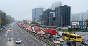 Транспортний колапс у Києві: Південний міст перекрито, зелена гілка метро “розірвана” після обстрілів