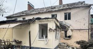Трагедія на Сумщині: окупанти скинули 8 керованих авіабомб, є загиблі та поранені