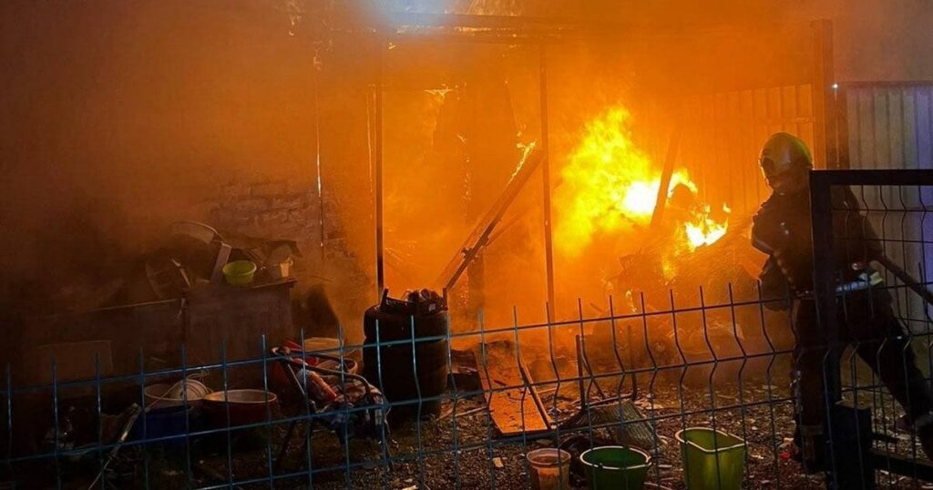 РФ влаштувала вогняний терор Києва: через атаку палало у двох районах — оновлено (фото, відео) РФ влаштувала вогняний терор Києва: через атаку палало у двох районах — оновлено (фото, відео)