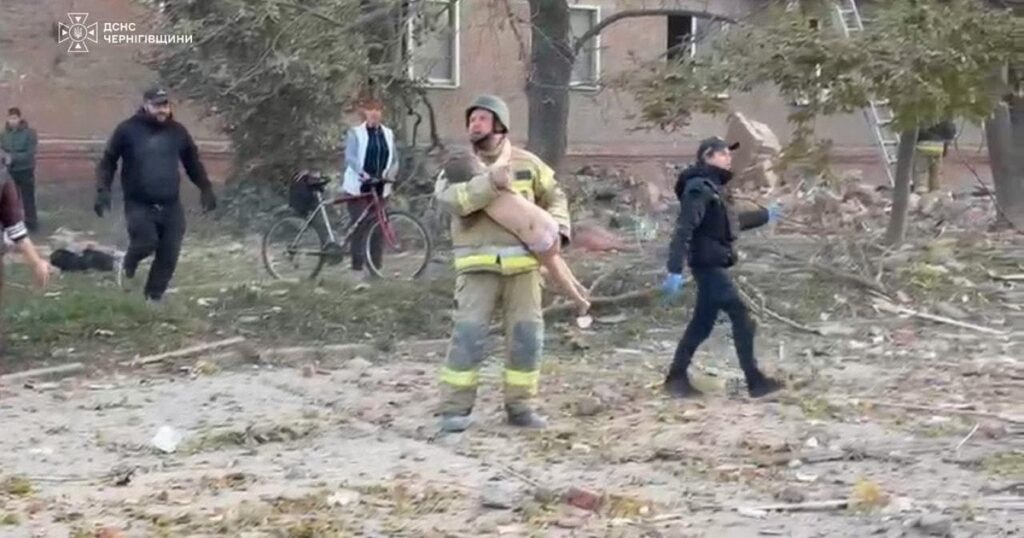 «Її дістали з-під завалів»: що відомо про трирічну Злату з Прилук, відео порятунку якої розлетілося в Мережі