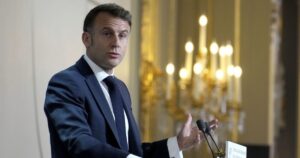 Макрон: Безкомпромісна реакція на погроми та обіцянки компенсацій