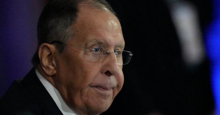 Лавров: Росія відкрита до економічних угод, але не до політичних поступок, та не очікує дива від санкцій США