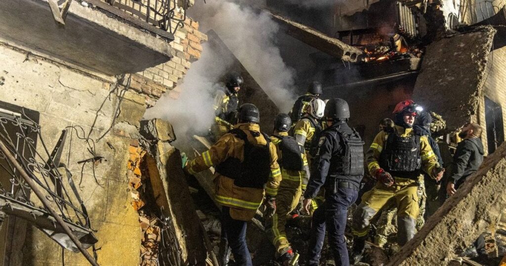 «Дмитрівна, ви живі?!»: що відбувається на місці удару по багатоповерхівці у Харкові — моторошні деталі «Дмитрівна, ви живі?!»: що відбувається на місці удару по багатоповерхівці у Харкові — моторошні деталі