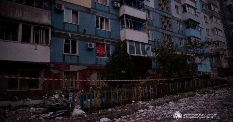 Удар по Дніпру: двоє дітей серед поранених, палаючі склади та автівки