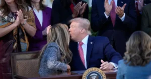 "Відчуває до нього огиду": Трамп зганьбився через поцілунок з Меланією, яка відвернулась (відео)