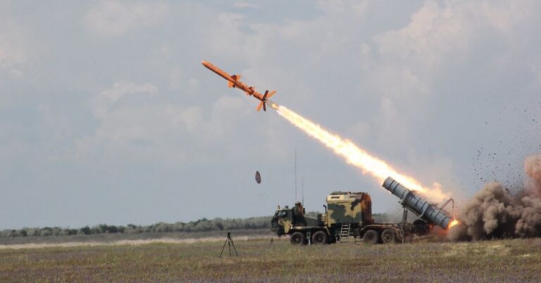 Істерика в РФ: Українські “Нептуни” знищили Су-34, Росія вимагає відвести авіацію від кордонів