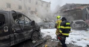 Страшні вибухи, удари по ТРЦ, багато загиблих: Росія масовано атакує захід та схід України — фото, відео