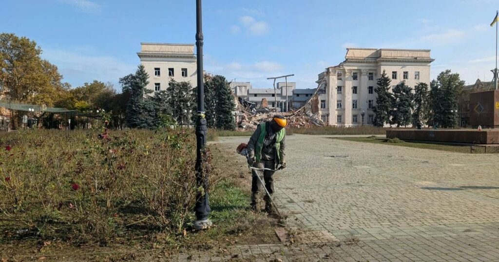 «Люди почали виходити на вулицю»: в Олешках та Херсоні вперше за роки війни настала тиша (фото) «Люди почали виходити на вулицю»: в Олешках та Херсоні вперше за роки війни настала тиша (фото)