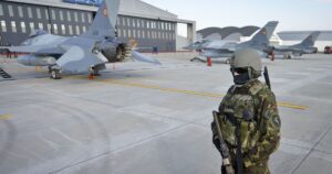 Війна в Україні — Румунія підняла винищувачі через дрони біля острова Зміїний