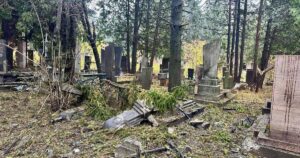 Російський дрон атакував кладовище Героїв у Рівному: пошкоджено понад 10 могил захисників