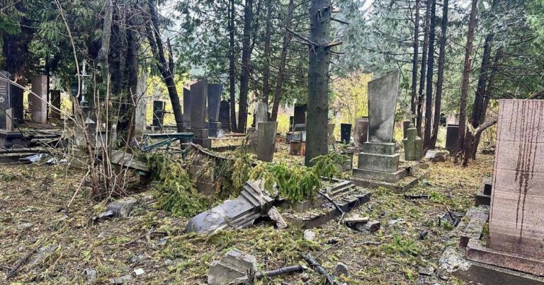 Російський дрон атакував кладовище Героїв у Рівному: пошкоджено понад 10 могил захисників