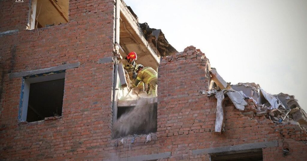 Удар по багатоповерхівці у Прилуках: під завалами знайшли 22 загиблих, пошуки тривають - шокувальні дані Удар по багатоповерхівці у Прилуках: під завалами знайшли 22 загиблих, пошуки тривають - шокувальні дані