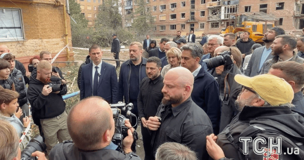 Зеленський з Прилук оголосив, якою має бути відповідь Кремлю на терор (відео) Зеленський з Прилук оголосив, якою має бути відповідь Кремлю на терор (відео)