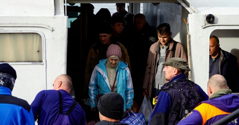 Повернення з окупації: Як Україна зустрічає евакуйованих з Олешків та що для них підготовлено