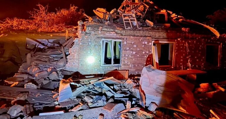 Росія завдала удару по Дніпру: пошкоджені будинки, під завалами можуть бути люди