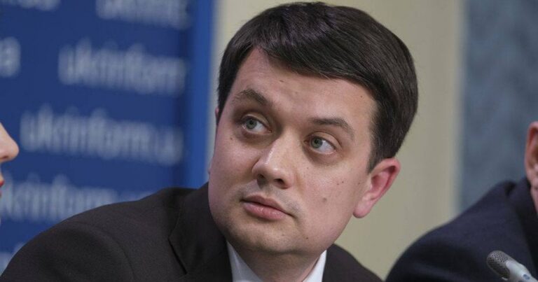Разумков уникає теми мирних переговорів: експерт про “страусову позицію” колишнього спікера