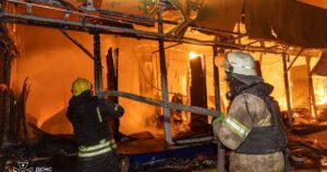 Харків під ударом: повторна атака дронами на рятувальників та масштабна пожежа