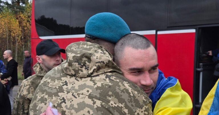 Вперше за тривалий час з полону повернулись “азовці”: деталі великого обміну