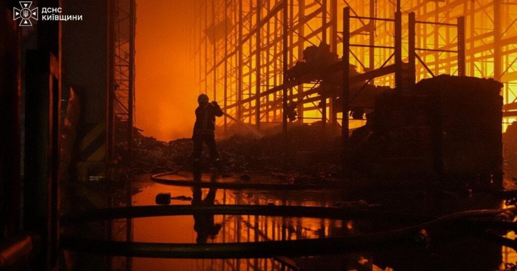 Росія вдарила по складах під Києвом: спалахнула пожежа, під завалами шукають жінку (фото) Росія вдарила по складах під Києвом: спалахнула пожежа, під завалами шукають жінку (фото)