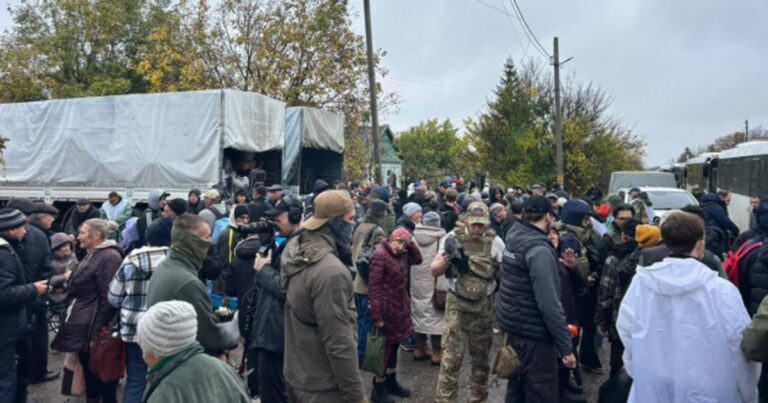 Два роки розлуки та шок свободи: Історії евакуації з окупованих Олешків
