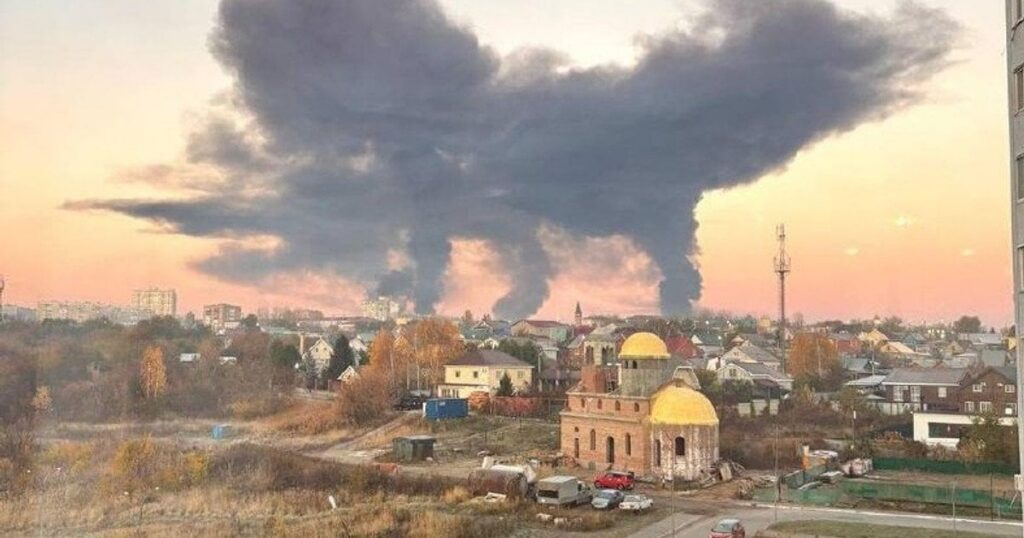 Небо затягнуло димом, лунають вибухи: по РФ масштабно "прилетіло", горить ключовий НПЗ у Новокуйбишевську Небо затягнуло димом, лунають вибухи: по РФ масштабно "прилетіло", горить ключовий НПЗ у Новокуйбишевську