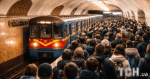 Київське метро під час тривоги: чому станції переповнені і як це впливає на рух поїздів