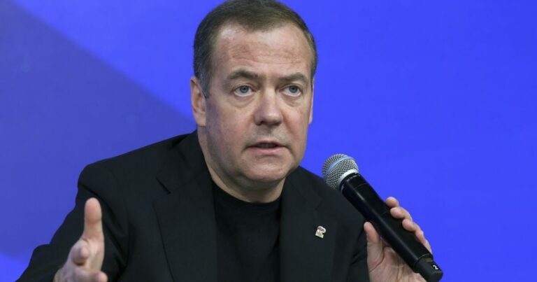 Медведєв висміяв Трампа: Чи загрожує новому законодавству США Третя світова війна?