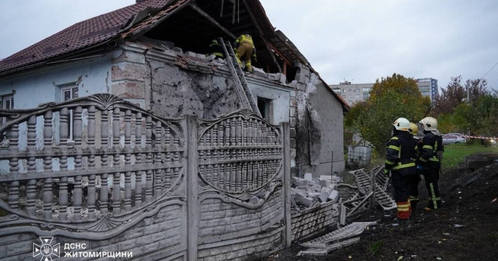 Росія атакувала дроном житловий будинок у великому місті: серед поранених — двоє дітей (фото) Росія атакувала дроном житловий будинок у великому місті: серед поранених — двоє дітей (фото)