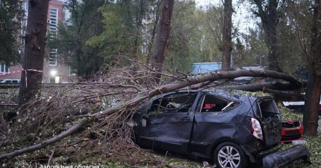 Удари по Запоріжжю: є загибла, розтрощені автівки та будинки Удари по Запоріжжю: є загибла, розтрощені автівки та будинки